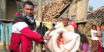 भोकै सुत्ने महरा परिवारलाई अभियन्ता सरोज मण्डलको सहयोग