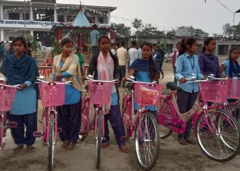 सोनमा गाउँपालिकामा मूख्य मन्त्रीले दिए ९० छात्रालाई साईकल