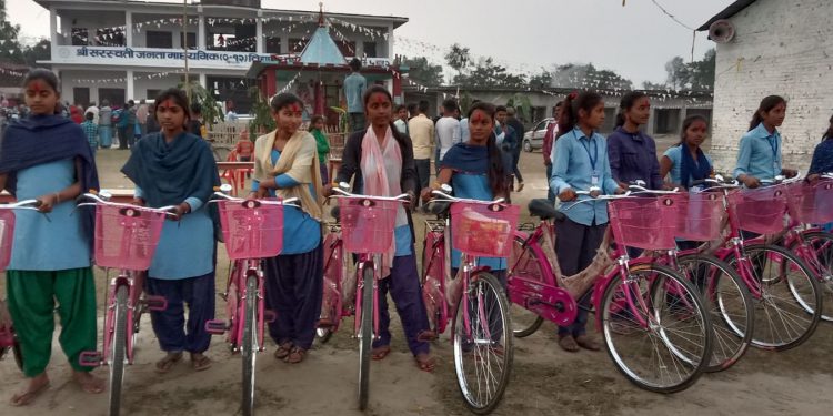 सोनमा गाउँपालिकामा मूख्य मन्त्रीले दिए ९० छात्रालाई साईकल