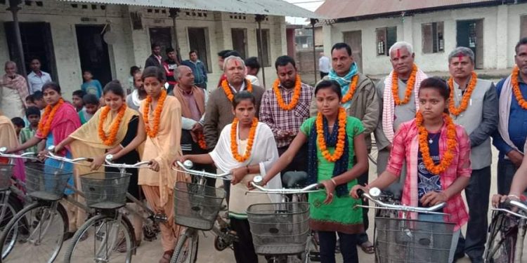 सोनमा गाउँपालिकाको सहयोगमा साइकल वितरण