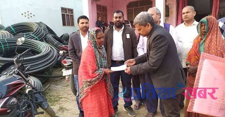 प्रमुख यादवद्वारा रोगीहरूलाई आर्थिक सहयाेग