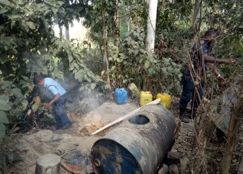 महोत्तरी:औरही प्रहरी द्वारा ९ सय २७ लिटर मदिरा र एक भठ्ठी संचालन नष्ट