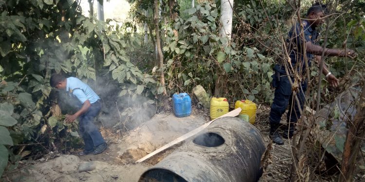महोत्तरी:औरही प्रहरी द्वारा ९ सय २७ लिटर मदिरा र एक भठ्ठी संचालन नष्ट