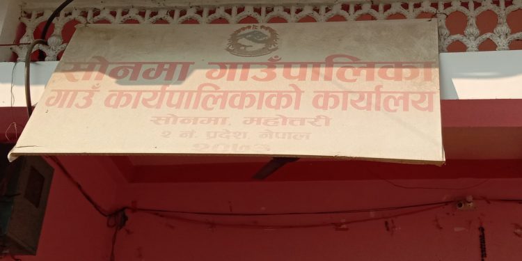 साेनमा गाउँपालिकामा गरिब विपन्न परिवारलाई राहत दिदै
