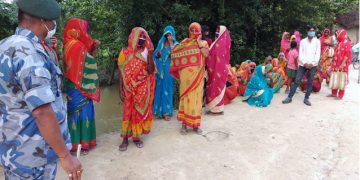 काेराेना संक्रमण बढनुकाे मुख्यकारण सिमापारी गएर किनमेल गर्नु हाे ,स्वास्थ्यकर्मिहरु