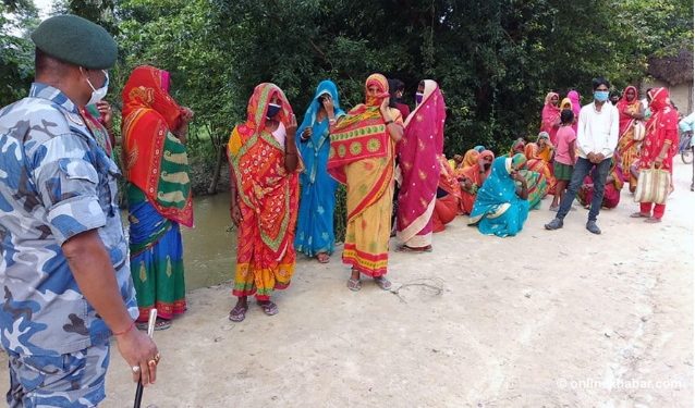 काेराेना संक्रमण बढनुकाे मुख्यकारण सिमापारी गएर किनमेल गर्नु हाे ,स्वास्थ्यकर्मिहरु