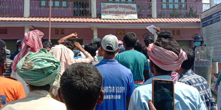 अशाेक कुमार मण्डलकाे भ्रष्टाचारी विरुद्ध जसपाले रामगाेपालपुर नगरपालिकामा बुझाए ज्ञापन पत्र मेयर