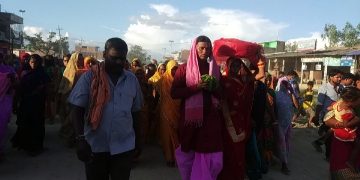 रामगाेपालपुर नगरपालिकामा लकडाउन लगाएपनि हजाराैकाे संख्यामा बिचबजारमा भिड
