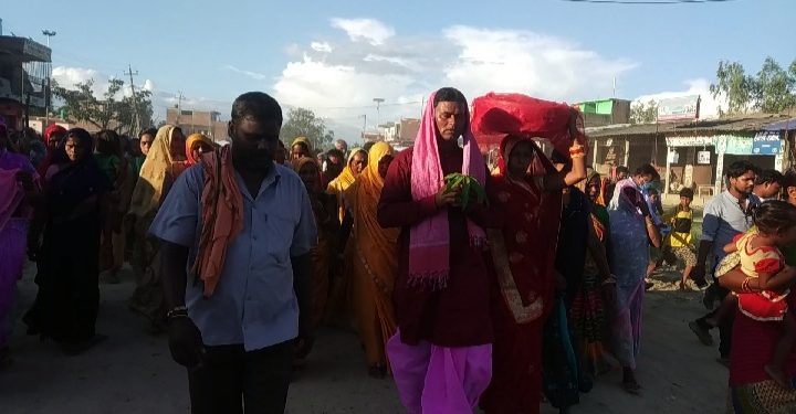 रामगाेपालपुर नगरपालिकामा लकडाउन लगाएपनि हजाराैकाे संख्यामा बिचबजारमा भिड