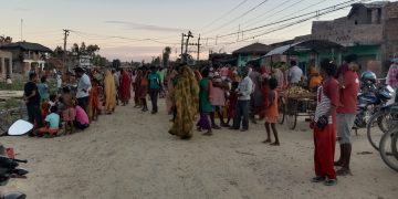 रामगाेपालपुरनगरपालिकामा लकडाउनकाे धजिया उडाउदै नगरप्रमुखकै घर नजिक बजार लागाउदै