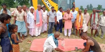 गाउँपालिका अध्यक्षलेगरे मरहाखाेलामा झुलुगें पुलकाे शिलान्यास