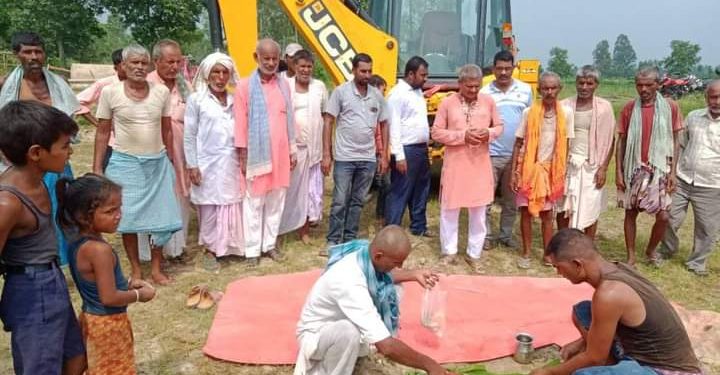 गाउँपालिका अध्यक्षलेगरे मरहाखाेलामा झुलुगें पुलकाे शिलान्यास