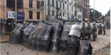 पत्रकारको ज्याकेट लगाएर प्रहरीलाई ढुंगा हान्ने युुवक पक्राउ