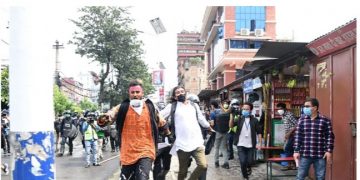 कुलमानका समर्थकलाई प्रहरीले लखेट्यो