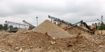 क्रसर माफियाको दादागिरी : तटबन्ध भत्काएर उत्खनन गर्न बाटो निर्माण