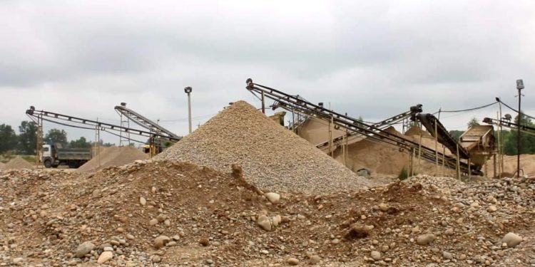 क्रसर माफियाको दादागिरी : तटबन्ध भत्काएर उत्खनन गर्न बाटो निर्माण