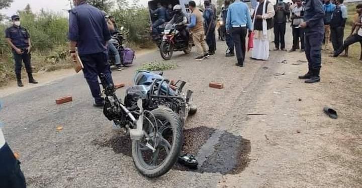 बस र मोटरसाइकल एक आपसमा ठोकिदा दुई जनाको मृत्य