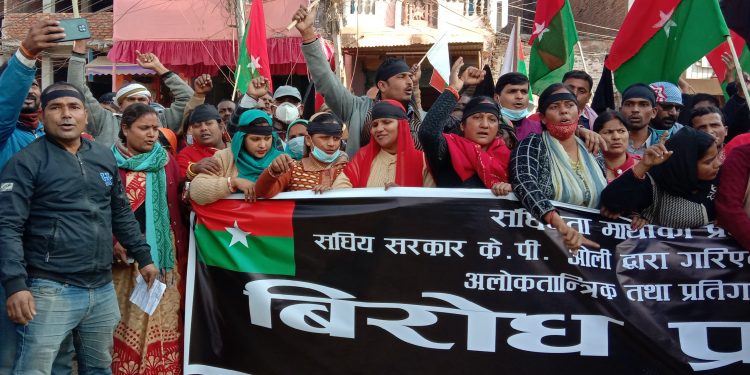 संसद विघटन विरुद्ध महाेतरीमा ओली र भण्डारीको बिरुद्ध प्रदर्शन र पुतला दहन