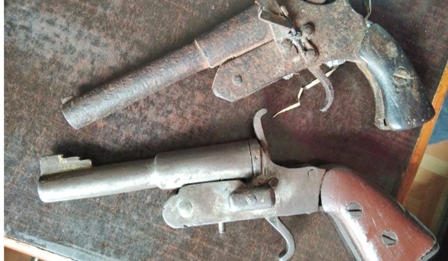 ३ वटा पेस्तोलसहित २ जना पक्रा