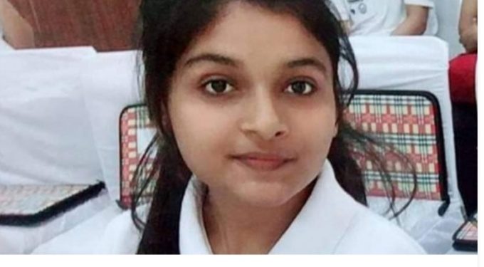 नायक फिल्मलाई पछी पार्दै भारतमा १९ वर्षीया किशोरीलाई एकदिने मुख्यमन्त्री बनाइयो