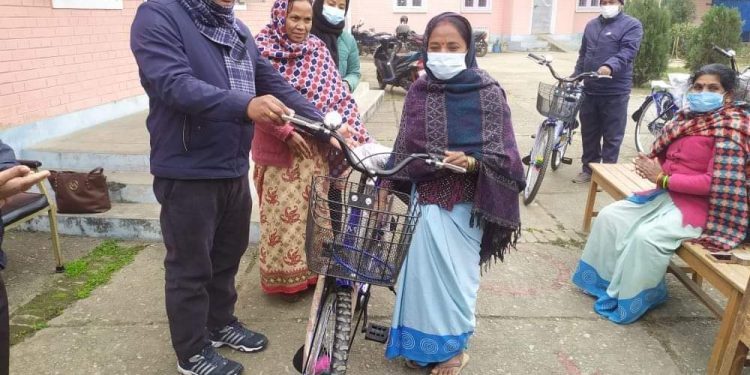 महिला स्वास्थ्य स्वयमसेबिकाहरुलाइ प्रोत्साहन स्वरुप साइकल बितरण