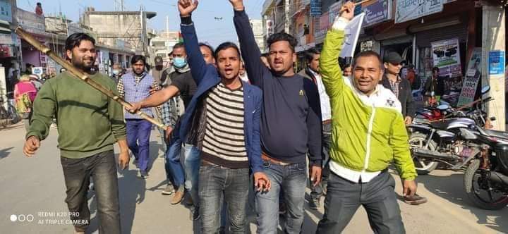 जनता समाजवादी पार्टीले जलाए प्रधानमन्त्रीकाे पुत्ला