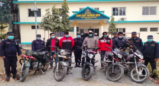 पश्चिम नवलपरासीमा ५ वटा चोरीका मोटरसाईकल सहित ५ जना पक्राउ
