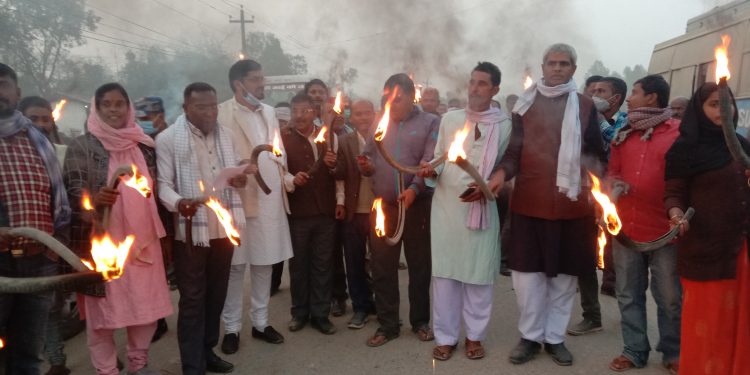 सम्सि गाउँपालिकामा जनता समाजवादी पार्टीले निकाल्यो विरोध स्वरुप मशाल जुलुस