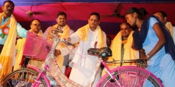 प्रदेश २ सरकारले आज धनुषाका १५ सय छात्रालाई साइकल वितरण गर्दै