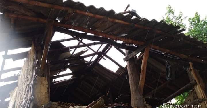 रौतहटको गुजरामा १० मिनेटको हावाहुरीले ३५ घरमा क्षति