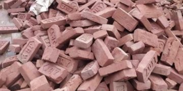 समाचारको प्रभाव:- भुस्स इटाले बन्दै गरेको सडकमा एक नम्बर इटा प्रयोग गरि ढलान गर्दै