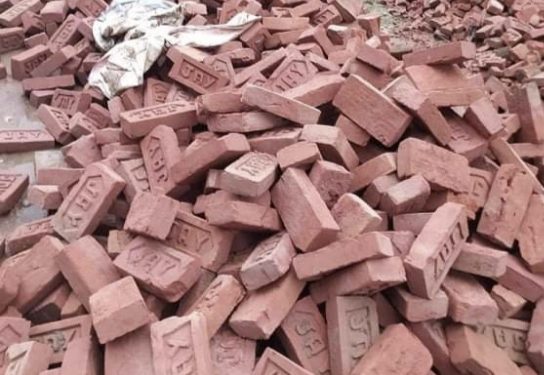 समाचारको प्रभाव:- भुस्स इटाले बन्दै गरेको सडकमा एक नम्बर इटा प्रयोग गरि ढलान गर्दै