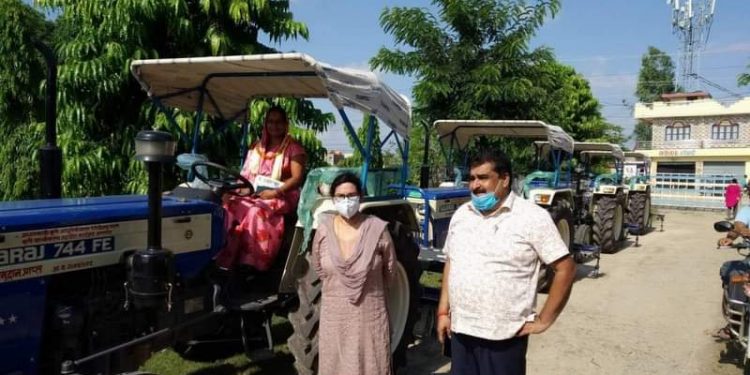 धनुषामा ५० प्रतिशत अनुदानमा किसानलाई ट्रयाक्टर प्रदान