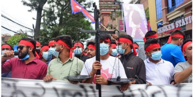 सडकमा ओली समर्थकको प्रदर्शन : अदालतकाे फैसला मानिंदैन