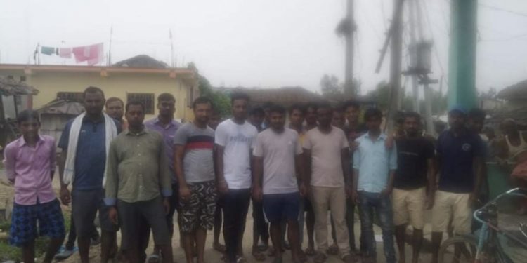 महोत्तरीको गौशाला नगरपालिकाका युवाहरु अतिक्रमित सडकहरुको सरसफाइमा जुटे