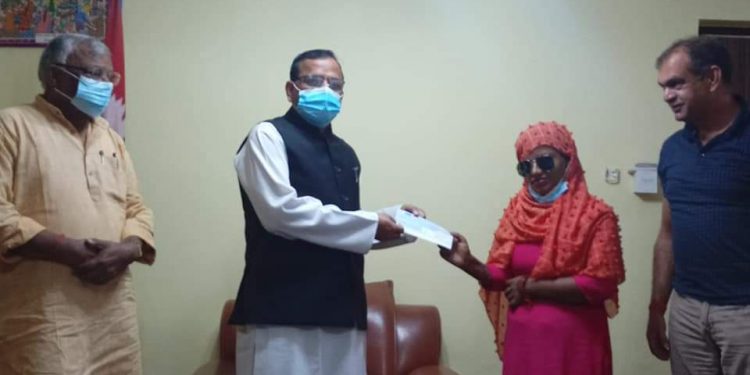 एसिडपीडित आरती साहलाई प्रदेश २ सरकारले गरे ५ लाख सहयोग