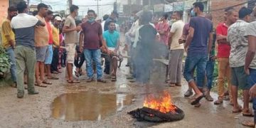 सडक मर्मतको माग गर्दै धनुषामा प्रदर्शन