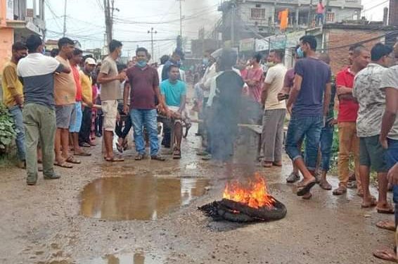 सडक मर्मतको माग गर्दै धनुषामा प्रदर्शन