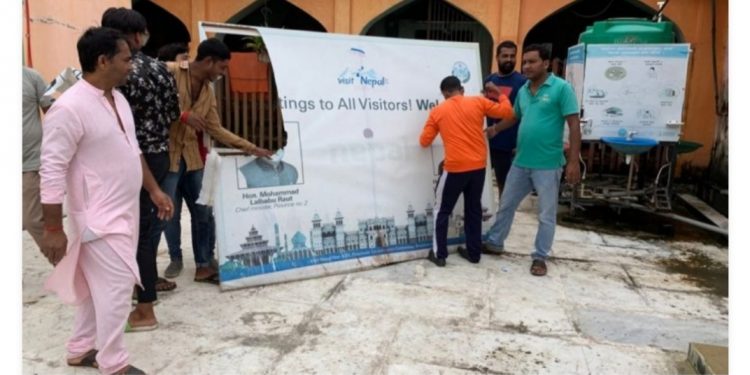 जानकी मन्दिरबाट युवाहरुले च्याते मुख्यमन्त्री राउतको प्रचारबाजी हुडिंग बोर्ड