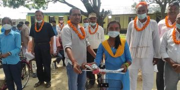 मटिहानीको लक्ष्मीनारायण मा बि मा ४३ जना छात्राहरुलाई साईकल बितरण