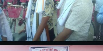 महाेतरीकाे मुन्सिप मा वि र सार्बजनिक राष्ट्रिय मा विमा १०२ जना छात्राहरुलाई साईकल बितरण