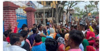 प्रहरीले घुस खाएर पीडक बचाएको भन्दै जिल्ला प्रहरी कार्यालय अगाडि प्रदर्शन