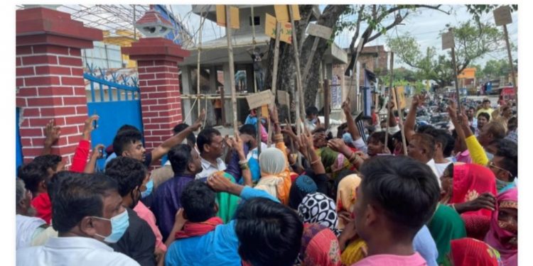 प्रहरीले घुस खाएर पीडक बचाएको भन्दै जिल्ला प्रहरी कार्यालय अगाडि प्रदर्शन