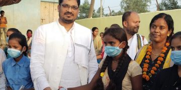 सांसद यादव र सांसद कुश्वाहाले गरे ७१वटा साइकल वितरण र चारकाेठे भवनकाे संयुक्तरुपमा उदघाटन