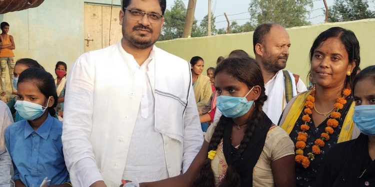 सांसद यादव र सांसद कुश्वाहाले गरे ७१वटा साइकल वितरण र चारकाेठे भवनकाे संयुक्तरुपमा उदघाटन