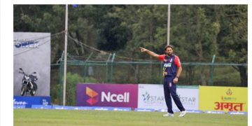 पाकिस्तानी क्रिकेटर अफ्रिदीको बलिङमा नेपाली खेलाडी पवन सर्राफले हाने छक्का र चौका