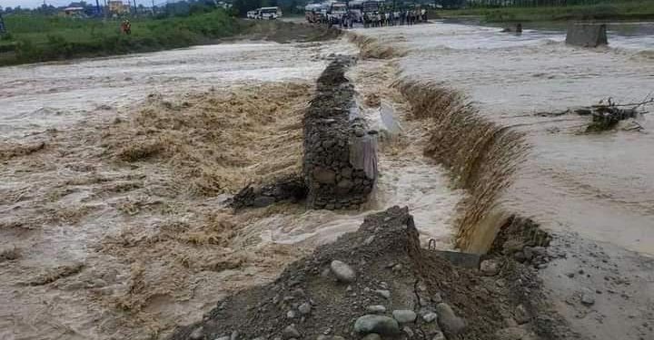 अविरल वर्षाका कारण आएको बाढीले डाइभर्सन बगाउँदा पूर्व-पश्चिम राजमार्ग अवरुद्ध