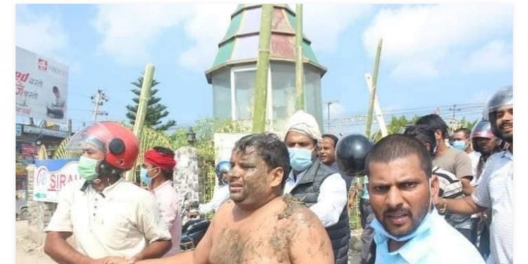 जनमत पार्टीले जनकपुर खानेपानी संस्थानका हाकिमलाई अर्धनग्न गरीयाे