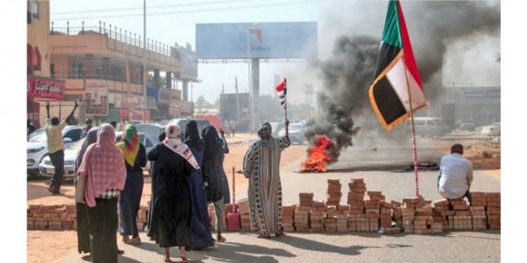 सैन्य ‘कू’ : सरकार विघटन, संकटकाल घोषणा