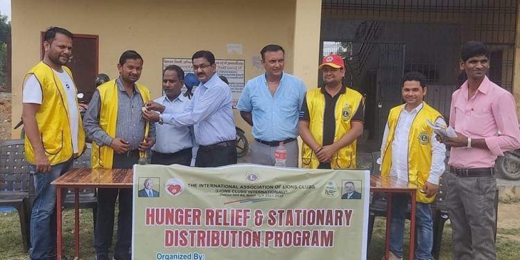 लायन्स क्लब आफ कृष्णनगर द्वारा शैक्षिक सामग्री वितरण